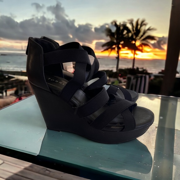 torrid Shoes - Torrid Black Stretchy platform wedge sandals. Zip up heel. Easy on off. 9.5 Wide